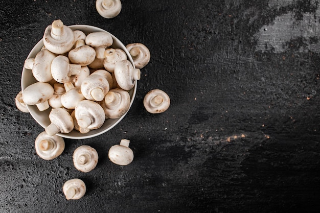 Photo fresh mushrooms champignons in a bowl on the table