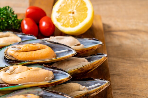 Cozze fresche su tavola di legno