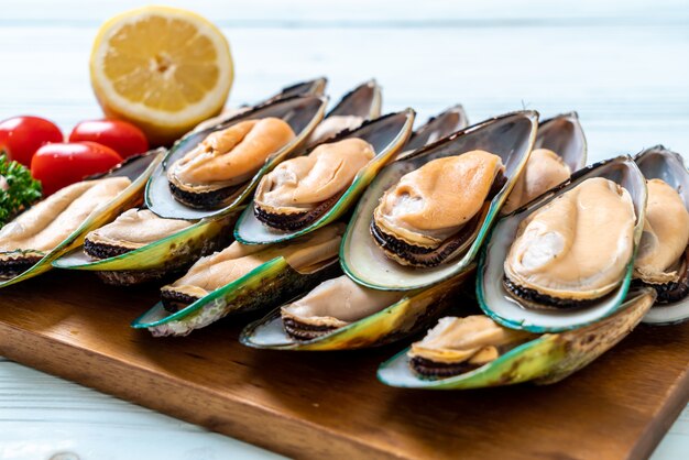 Cozze fresche su tavola di legno