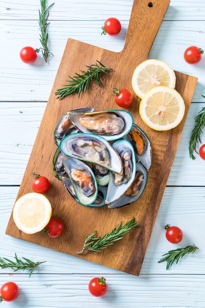 Photo fresh mussels on wooden board