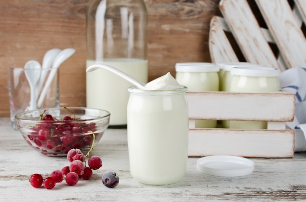 Свежий натуральный домашний органический йогурт с ягодами