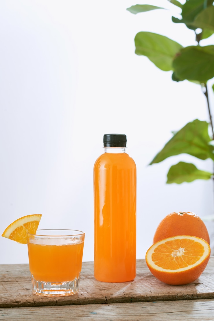 Photo テーブルの上の新鮮な天然オレンジジュース。健康的な飲み物。
