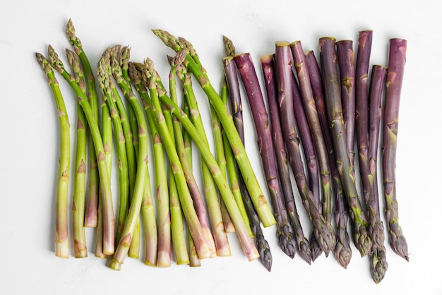 Foto asparagi biologici freschi naturali di colori verde e viola