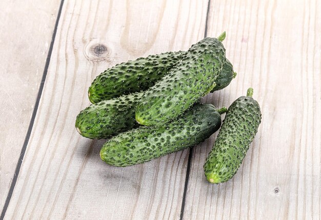 Photo fresh natural organic few cucumbers heap