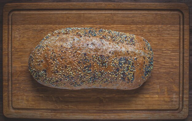 Pane fresco naturale a lievitazione naturale su uno sfondo di legno pagnotta di pane integrale