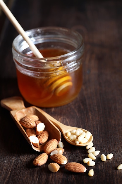 Foto noci fresche in tavola per colazione con miele e torta