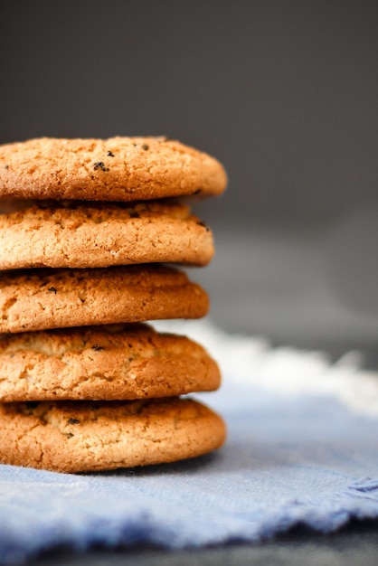 Biscotti freschi di farina d'avena su uno sfondo scuro