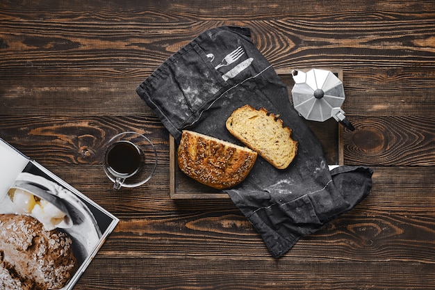 Pane di avena fresco con semi di girasole e sesamo su tavola di legno