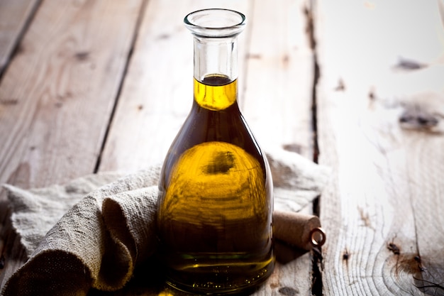 Свежее оливковое масло в бутылке
