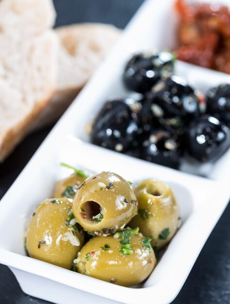 Photo fresh olives black and green