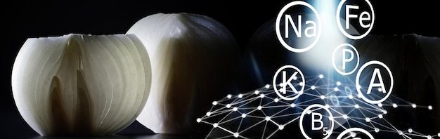黒の背景に新鮮なタマネギの球根。球根玉ねぎはビタミンが豊富で、春に役立ちます。暗い背景にタマネギの皮をむきます。生のスライスした玉ねぎ。