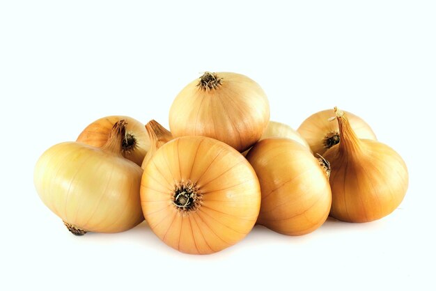 Photo fresh onion bulbs isolated on white background