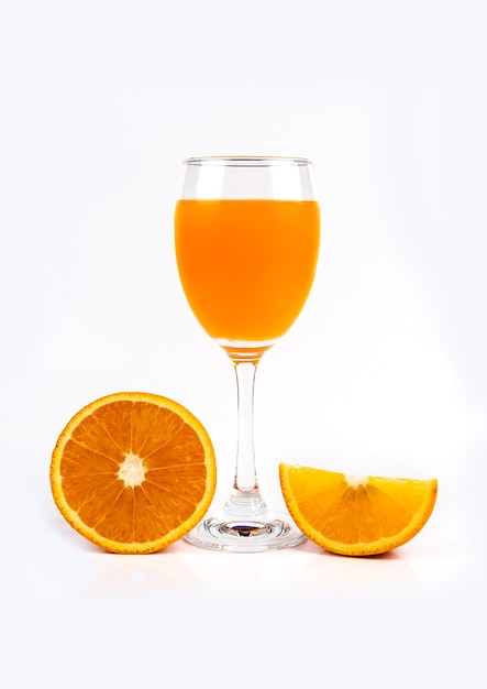 写真 新鮮なオレンジと白の背景にジュースとガラス