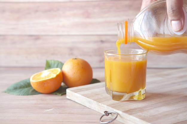写真 コピースペースのあるテーブルの上の新鮮なオレンジとオレンジジュース
