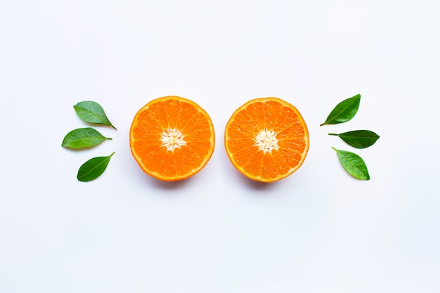 白の新鮮なオレンジ色の柑橘系の果物。