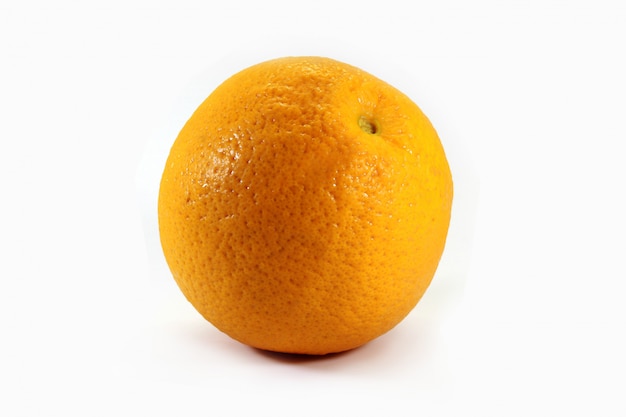 Свежий апельсиновый плод изолировать на белом фоне.