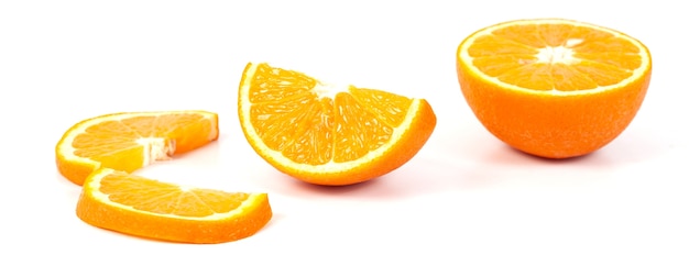 白い背景に新鮮なオレンジ色の果物を分離します。
