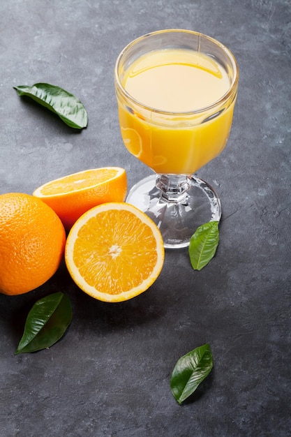 Свежие апельсиновые фрукты и сок