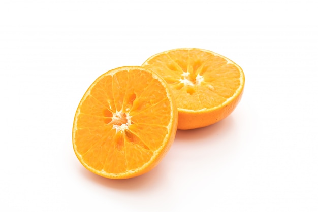 白い背景の上の新鮮なオレンジ色の果物