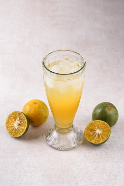 Фото меню свежего апельсинового ледяного напитка. Вид сверху на шведский стол и здоровый свежий.