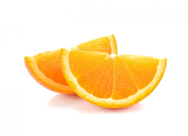 Foto arancia fresca isolato su sfondo bianco