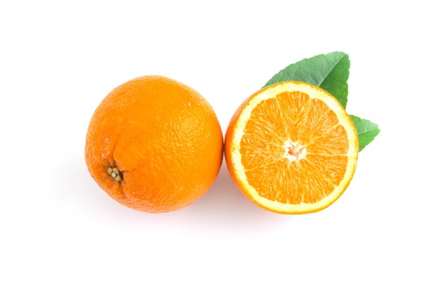상위 뷰에서 흰색에 고립 된 신선한 오렌지