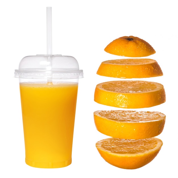 Свежий апельсиновый сок в стакане с трубкой Креативная концепция с летающим апельсином