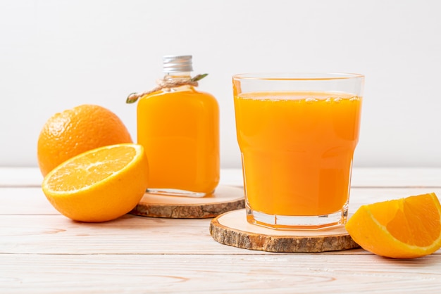 新鮮なオレンジジュースのグラス