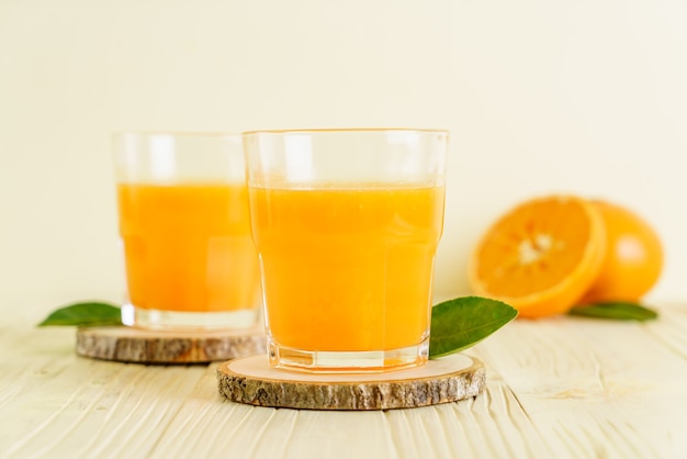 Свежий апельсиновый сок на фоне дерева