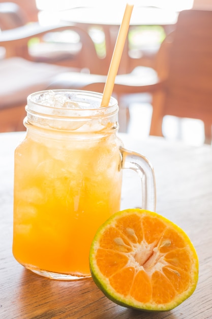 木製のテーブルに提供する新鮮なオレンジジュース