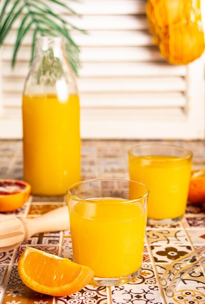 Foto succo d'arancia fresco in tavola con fette di frutta in stile italiano