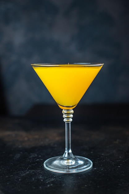背の高いグラスに新鮮なオレンジジュース