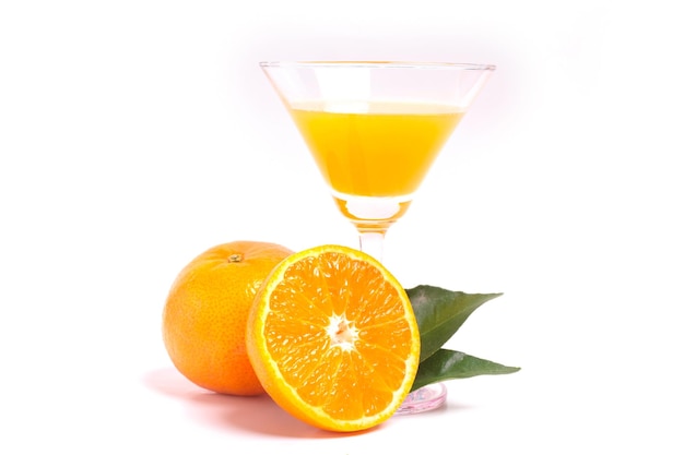 Succo d'arancia fresco con frutti isolati su bianco