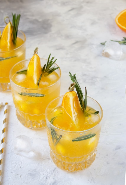 氷と新鮮なオレンジジュース