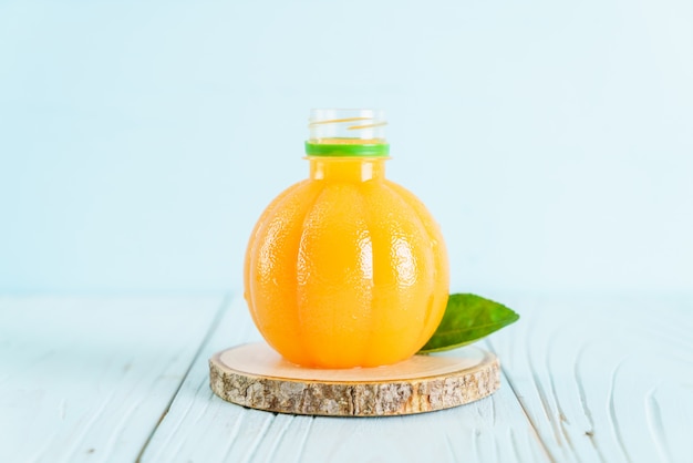 Photo fresh orange juice on wood background