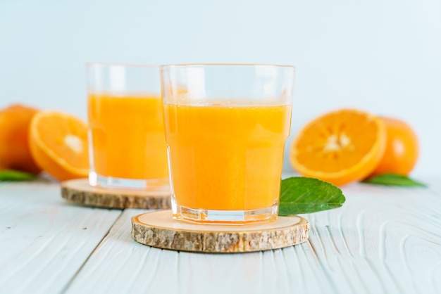 Photo fresh orange juice on wood background