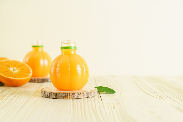 木材の背景に新鮮なオレンジジュース