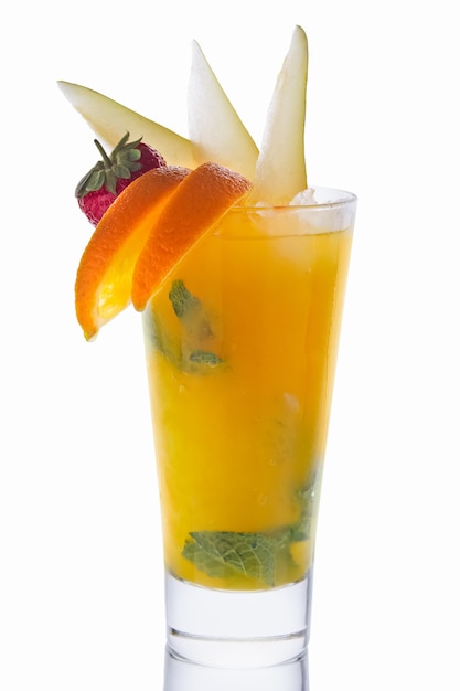 Cocktail di succo d'arancia e pera fresco