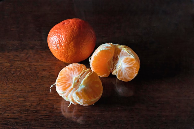 Foto arancione fresco su uno sfondo di legno
