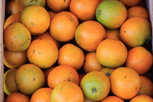 市場での新鮮なオレンジ
