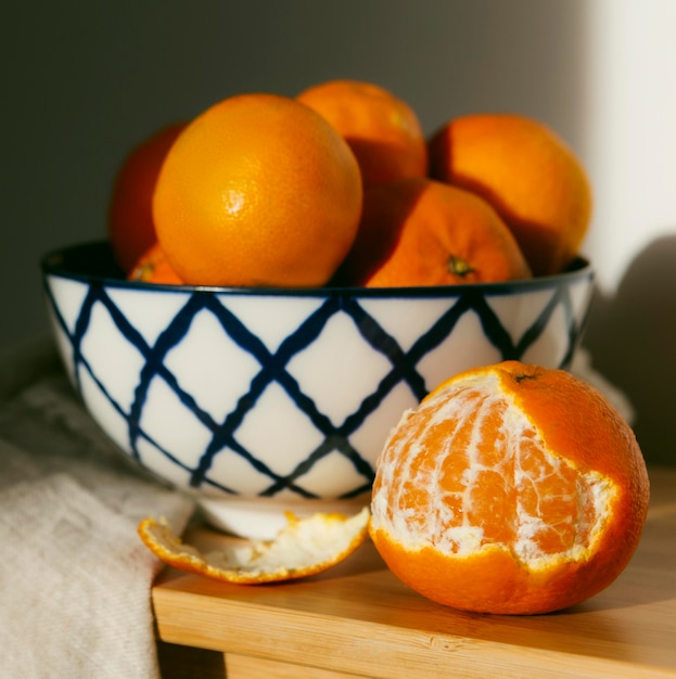 Photo fresh oranges on table