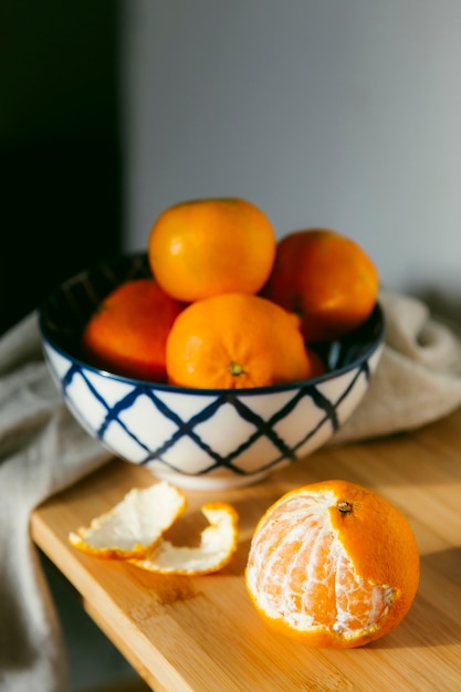 Photo fresh oranges on table