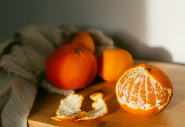 Photo fresh oranges on table