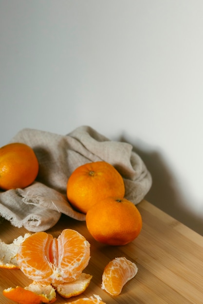 Photo fresh oranges on table