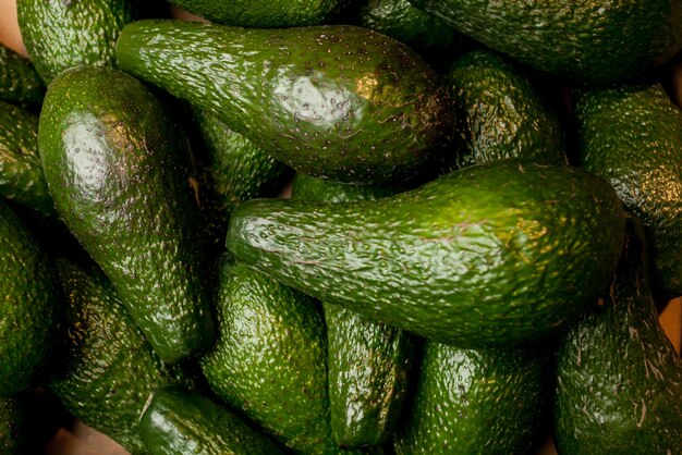 Avocado biologico fresco al mercato dell'agricoltore