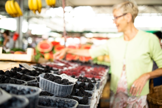 Foto frutta organica fresca della mora da vendere al mercato.