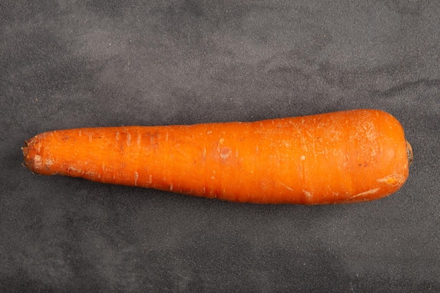 Carota organica fresca su sfondo grigio verdure cibo sano