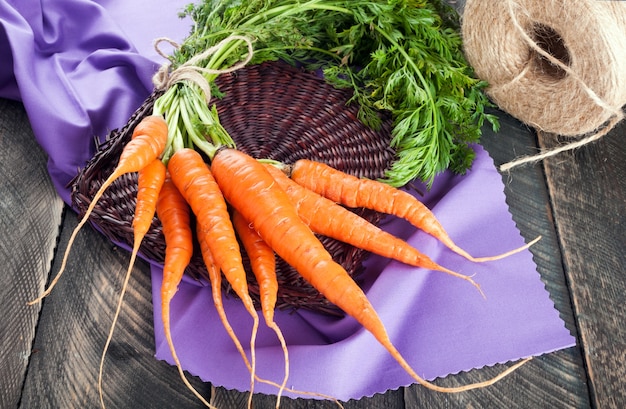 Photo fresh organic carrots on a wooden table