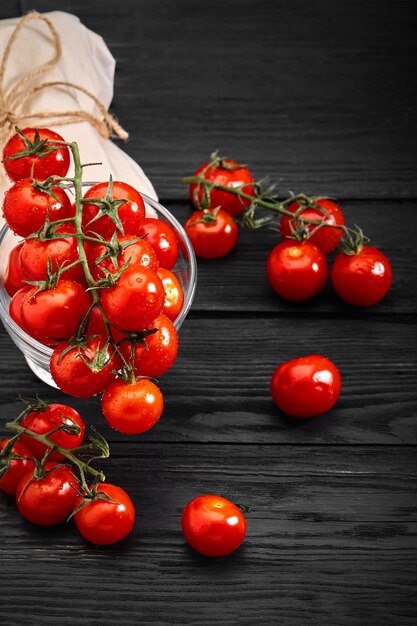 Свежие органические помидоры на темном фоне доставка продуктов питания Копируйте пространство