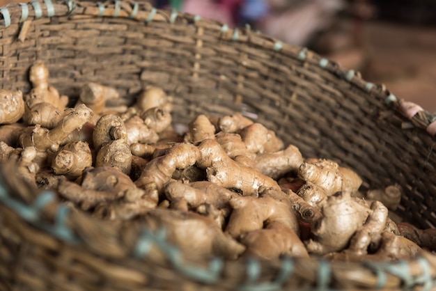 태국에서 신선한 현지 시장에 바구니에 신선한 유기농 생강